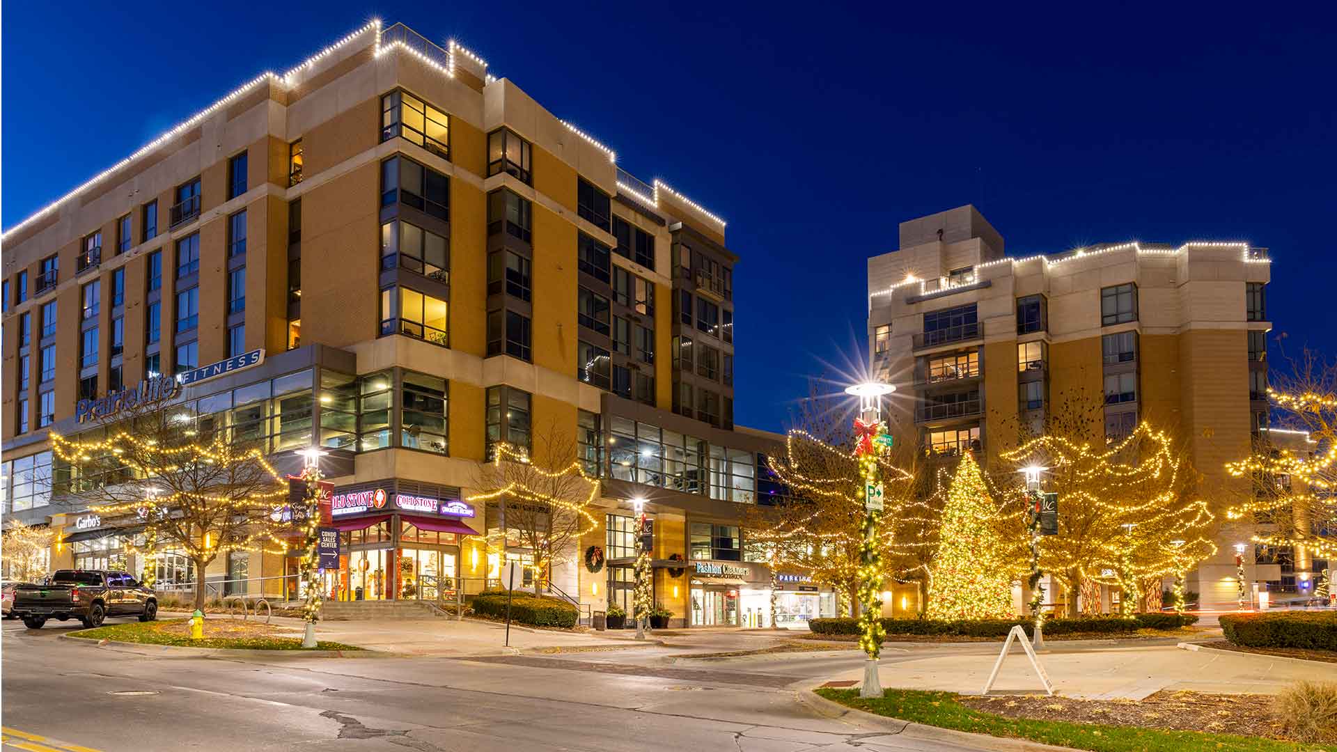 Holiday lights on Farnam Street at Farnam Court