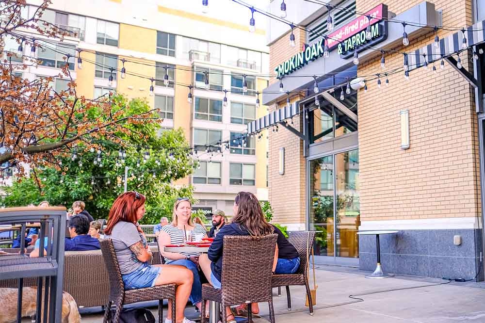 SmokinOakEastPatio1000x666 People enjoing Ray's Wings Pizza and Drinks at Midtown Crossing