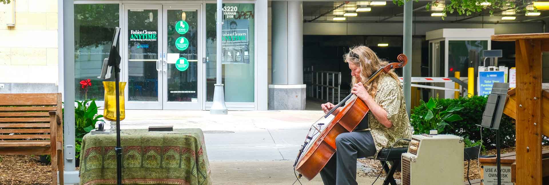 Musician performing at Midtown Crossing